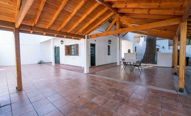 CASA DE ESTILO MEDITERRANEO CON QUINCHO Y COCHERA