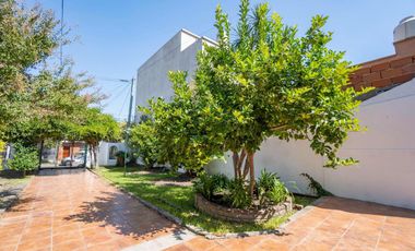 CASA DE ESTILO MEDITERRANEO CON QUINCHO Y COCHERA