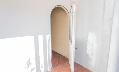 CASA DE ESTILO MEDITERRANEO CON QUINCHO Y COCHERA