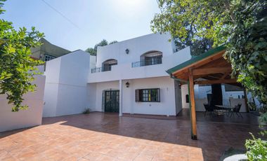 CASA DE ESTILO MEDITERRANEO CON QUINCHO Y COCHERA