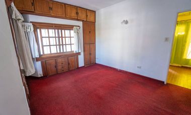 CASA DE ESTILO MEDITERRANEO CON QUINCHO Y COCHERA