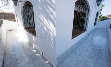 CASA DE ESTILO MEDITERRANEO CON QUINCHO Y COCHERA