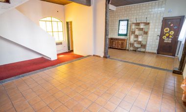 CASA DE ESTILO MEDITERRANEO CON QUINCHO Y COCHERA