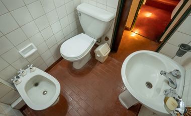 CASA DE ESTILO MEDITERRANEO CON QUINCHO Y COCHERA