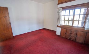 CASA DE ESTILO MEDITERRANEO CON QUINCHO Y COCHERA