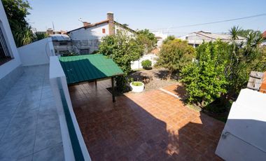 CASA DE ESTILO MEDITERRANEO CON QUINCHO Y COCHERA