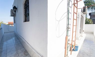 CASA DE ESTILO MEDITERRANEO CON QUINCHO Y COCHERA