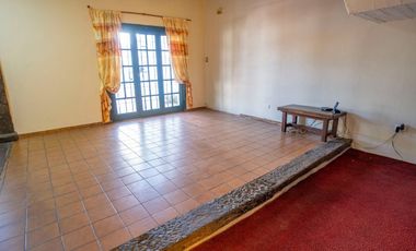 CASA DE ESTILO MEDITERRANEO CON QUINCHO Y COCHERA