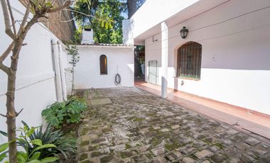 CASA DE ESTILO MEDITERRANEO CON QUINCHO Y COCHERA