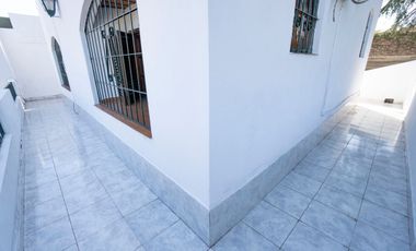 CASA DE ESTILO MEDITERRANEO CON QUINCHO Y COCHERA