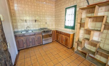 CASA DE ESTILO MEDITERRANEO CON QUINCHO Y COCHERA