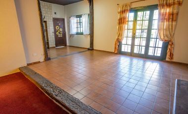 CASA DE ESTILO MEDITERRANEO CON QUINCHO Y COCHERA