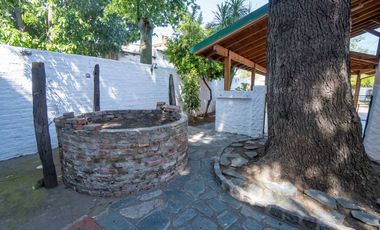 CASA DE ESTILO MEDITERRANEO CON QUINCHO Y COCHERA