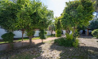 CASA DE ESTILO MEDITERRANEO CON QUINCHO Y COCHERA