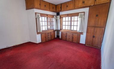 CASA DE ESTILO MEDITERRANEO CON QUINCHO Y COCHERA