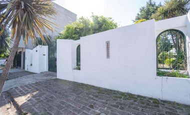 CASA DE ESTILO MEDITERRANEO CON QUINCHO Y COCHERA