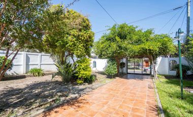 CASA DE ESTILO MEDITERRANEO CON QUINCHO Y COCHERA