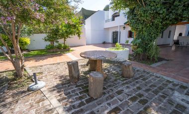 CASA DE ESTILO MEDITERRANEO CON QUINCHO Y COCHERA