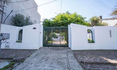 CASA DE ESTILO MEDITERRANEO CON QUINCHO Y COCHERA