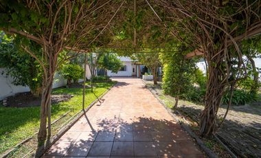 CASA DE ESTILO MEDITERRANEO CON QUINCHO Y COCHERA