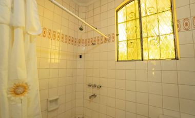 CASA DE ESTILO MEDITERRANEO CON QUINCHO Y COCHERA