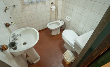 CASA DE ESTILO MEDITERRANEO CON QUINCHO Y COCHERA