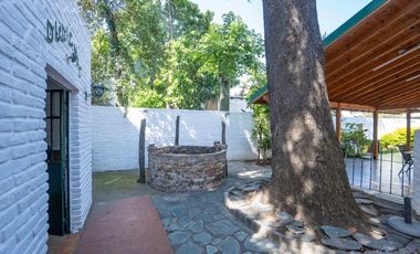 CASA DE ESTILO MEDITERRANEO CON QUINCHO Y COCHERA