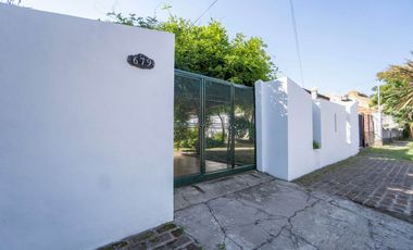 CASA DE ESTILO MEDITERRANEO CON QUINCHO Y COCHERA