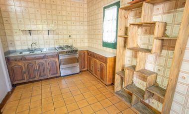 CASA DE ESTILO MEDITERRANEO CON QUINCHO Y COCHERA