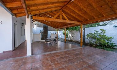 CASA DE ESTILO MEDITERRANEO CON QUINCHO Y COCHERA