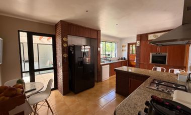 HERMOSA CASA EN PARCELA EN MEJOR CONDOMINIO DE BATUCO