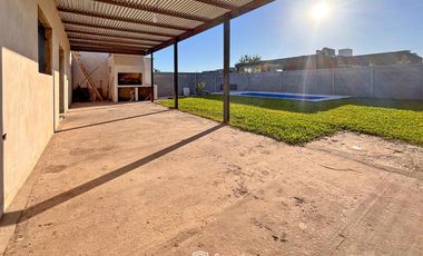 VENTA - Casa de 2 dormitorios con galería, parrillero y piscina - Ibarlucea.