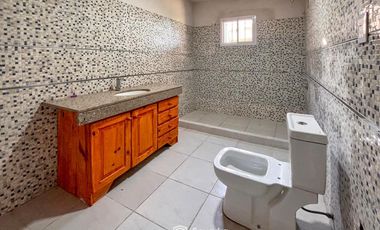 VENTA - Casa de 2 dormitorios con galería, parrillero y piscina - Ibarlucea.