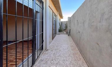 VENTA - Casa de 2 dormitorios con galería, parrillero y piscina - Ibarlucea.