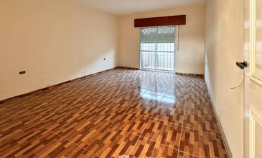 VENTA - Casa de 2 dormitorios con galería, parrillero y piscina - Ibarlucea.