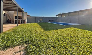 VENTA - Casa de 2 dormitorios con galería, parrillero y piscina - Ibarlucea.