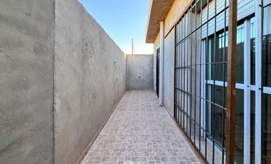 VENTA - Casa de 2 dormitorios con galería, parrillero y piscina - Ibarlucea.