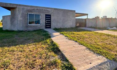 VENTA - Casa de 2 dormitorios con galería, parrillero y piscina - Ibarlucea.