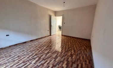 VENTA - Casa de 2 dormitorios con galería, parrillero y piscina - Ibarlucea.