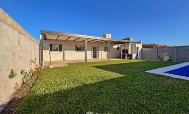 VENTA - Casa de 2 dormitorios con galería, parrillero y piscina - Ibarlucea.