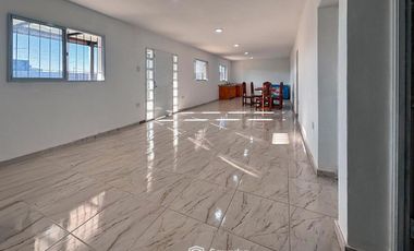 VENTA - Casa de 2 dormitorios con galería, parrillero y piscina - Ibarlucea.