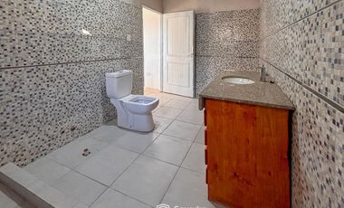 VENTA - Casa de 2 dormitorios con galería, parrillero y piscina - Ibarlucea.