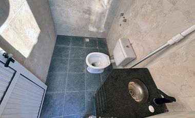 VENTA - Casa de 2 dormitorios con galería, parrillero y piscina - Ibarlucea.