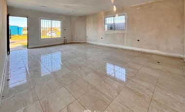 VENTA - Casa de 2 dormitorios con galería, parrillero y piscina - Ibarlucea.