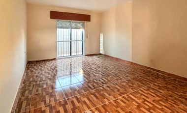 VENTA - Casa de 2 dormitorios con galería, parrillero y piscina - Ibarlucea.