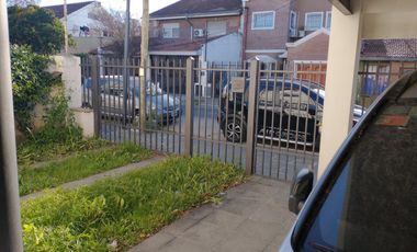 Casa 4 dormitorios, jardín, cochera x 2. Olivos