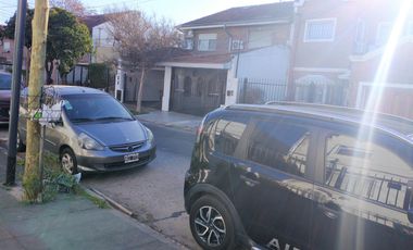 Casa 4 dormitorios, jardín, cochera x 2. Olivos