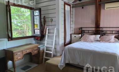 ALQUILER ANUAL | ENCANTADORA CASA de Madera c/Jardin y Pileta | Barrio La Bota