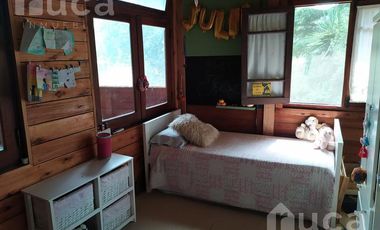ALQUILER ANUAL | ENCANTADORA CASA de Madera c/Jardin y Pileta | Barrio La Bota
