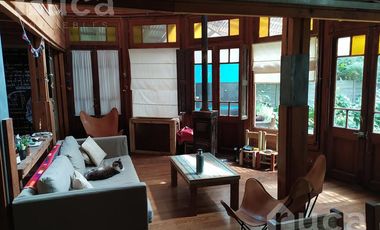 ALQUILER ANUAL | ENCANTADORA CASA de Madera c/Jardin y Pileta | Barrio La Bota
